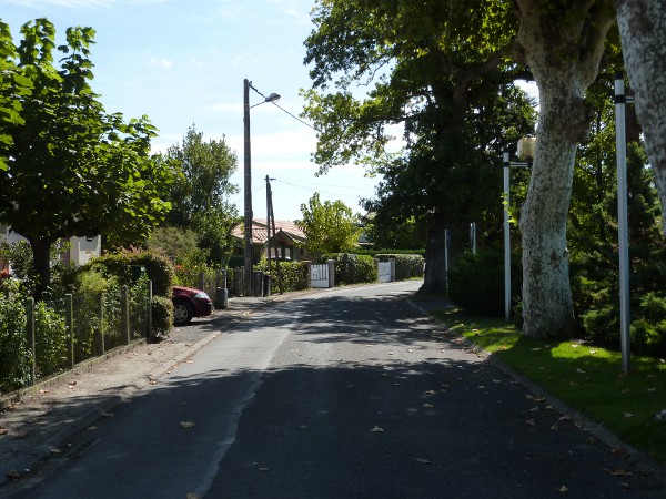Straße in Arès, Département Gironde, Aquitaine, Südfrankreich